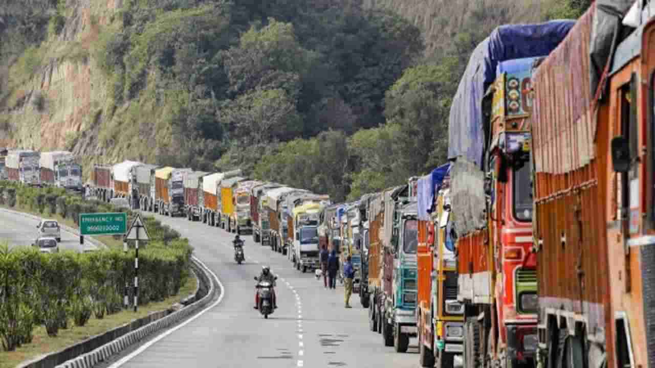 Jammu-Srinagar National Highway cleared for stranded vehicles after four days