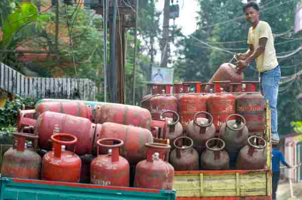 Iran Halts LPG Supplies to Pakistan Amid Border Closure, Cooking Gas Prices Surge 56%