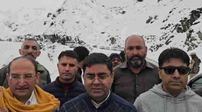 DC Kishtwar Visits Sinthan, Directs Road Clearance Amid Snowfall