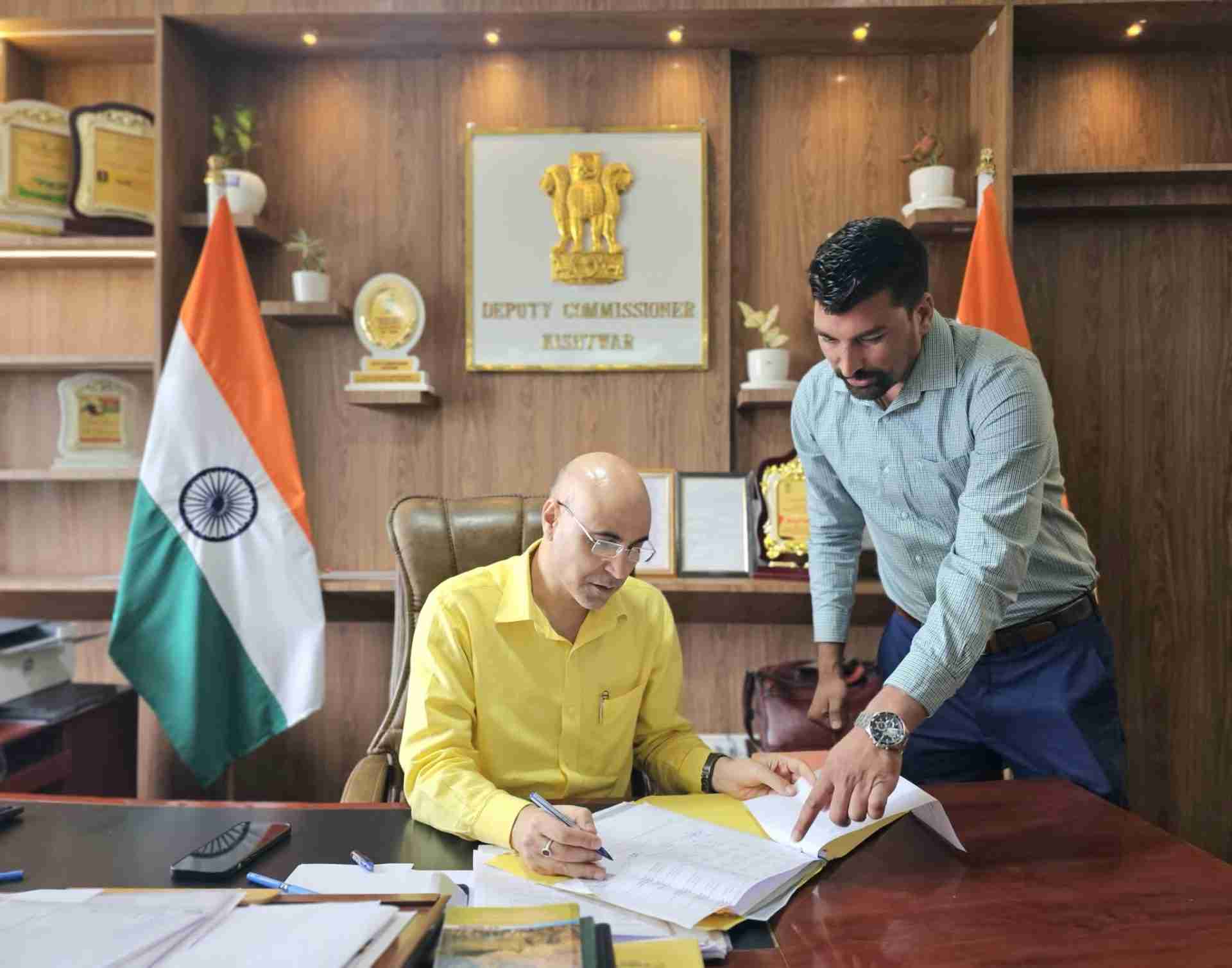 DC Kishtwar Disburses Compensation to 5 Families of Road Accident Victims; Cases Submitted by ARTO Kishtwar