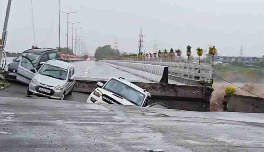 Heavy Rainfall In J-K, Internet, Mobile services hit worsly, Schools Shut