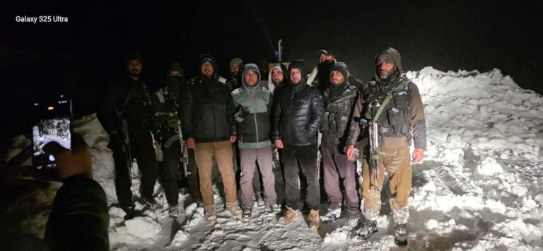 Over 220 passengers rescued after snow traps 31 vehicles at Sinthan Top in Jammu Kashmir