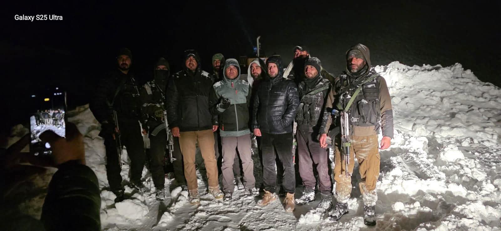 Over 220 passengers rescued after snow traps 31 vehicles at Sinthan Top in Jammu Kashmir