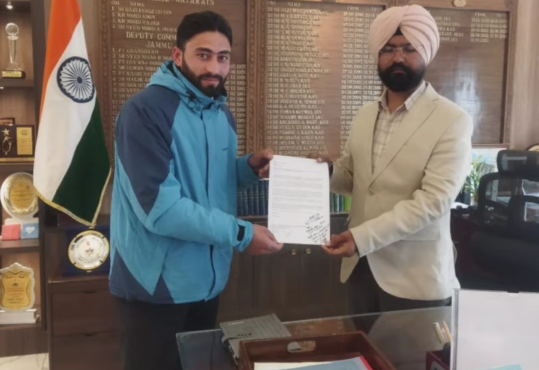NC Youth Leader Basharat Hussain Submits Memorandum to DC Doda Over Poor Mobile Connectivity in Marmat