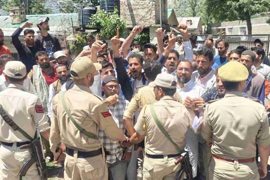 Police Halt Sawalkakote Rally Twice in Ramban; Sawalkakote Joint Action Committee Submits Memorandum
