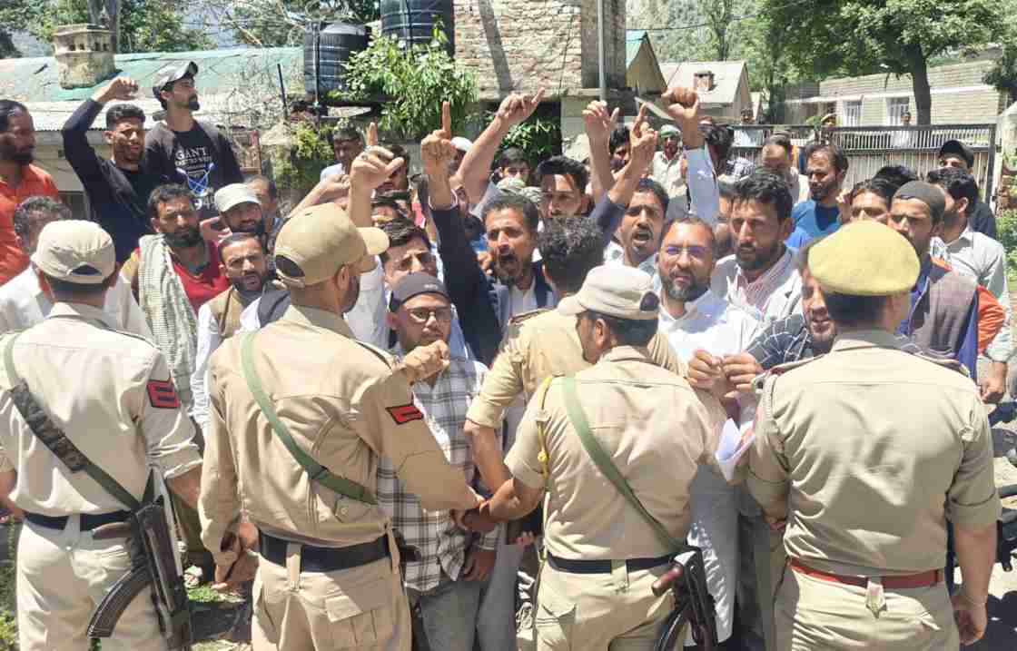Police Halt Sawalkakote Rally Twice in Ramban; Sawalkakote Joint Action Committee Submits Memorandum