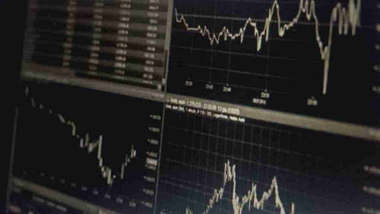 Iranian Rial Plunges as Europe Decides to Reinstate Sanctions