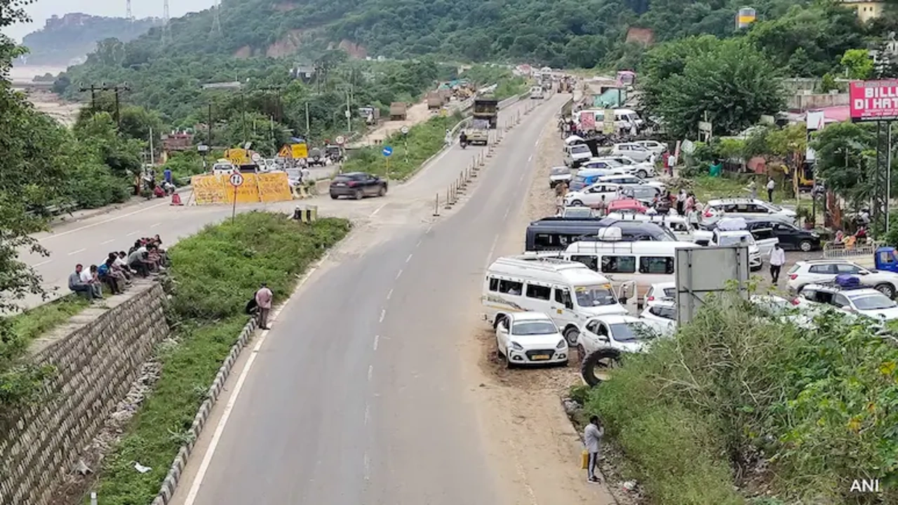 Heavy Rains Stall Repair Work on Jammu-Srinagar National Highway