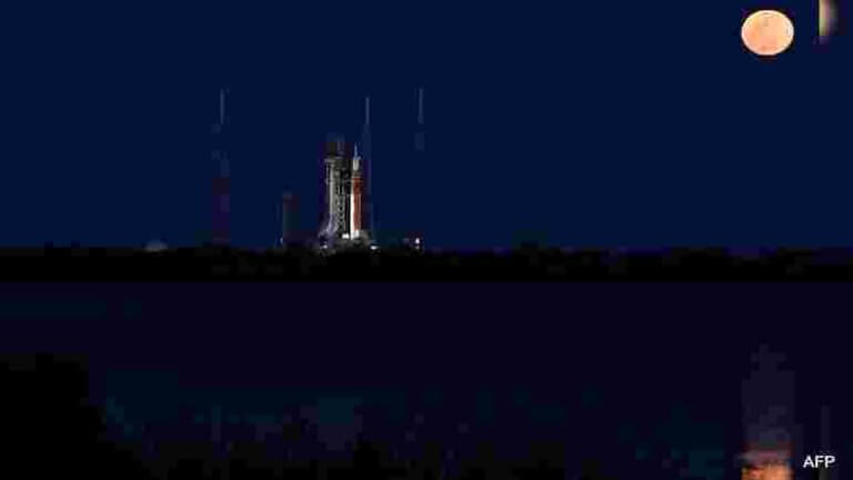 NASA Investigates Hydrogen Leak During Fueling of Artemis Moon Rocket