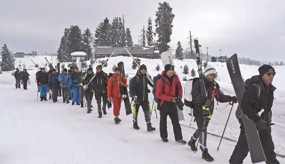 Winter Magic:Gulmarg Majestic Beauty Enchants Tourists