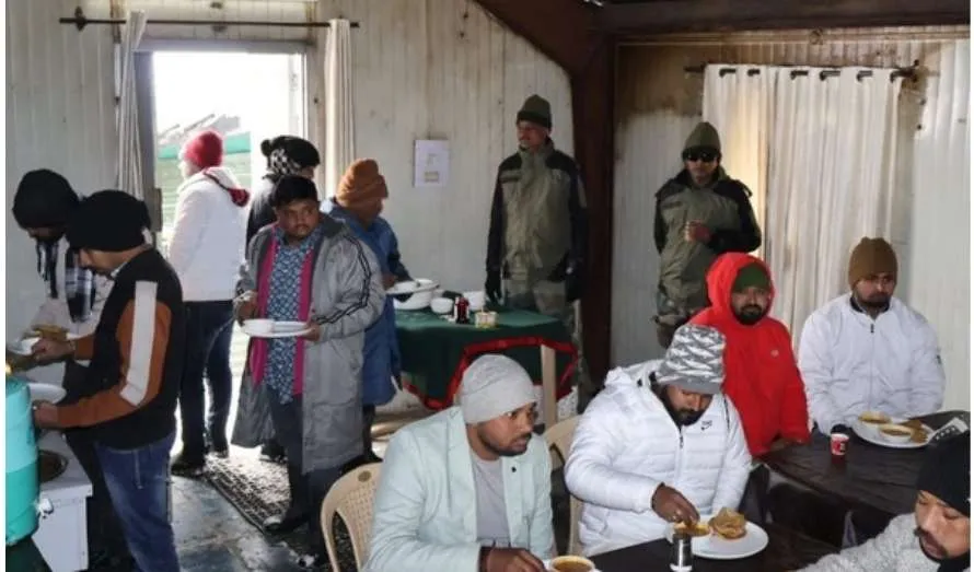 Chinar-Warriors Rescue 61 Stranded Tourists in Snow-hit Gulmarg, Provide Essential Aid Amid Harsh Weather