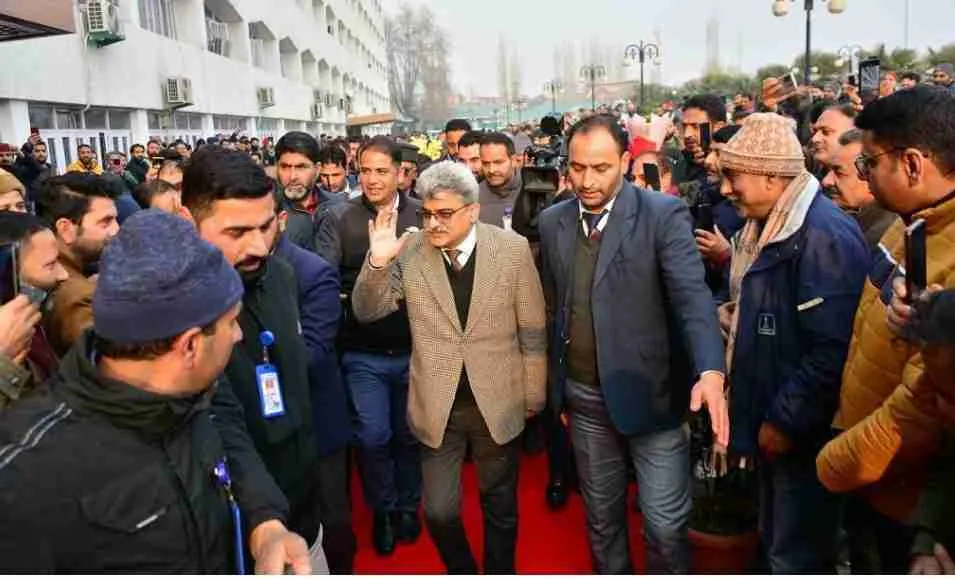 Atal-Dulloo Welcomed at Srinagar Secretariat, Engages with Staff and Addresses Concerns on Debut Visit