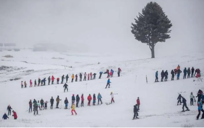 Gulmarg Welcomes 10k Tourists in a Festive Winter Extravaganza