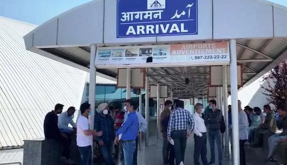 Srinagar Flights Disrupted Amidst Fresh Snowfall; Commuters Urged Caution on Opened Jammu-Srinagar Highway