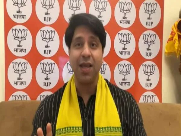 Shehzad Poonawala slams Rahul Gandhi for leaving Wayanad seat; calls Congress 'family company'