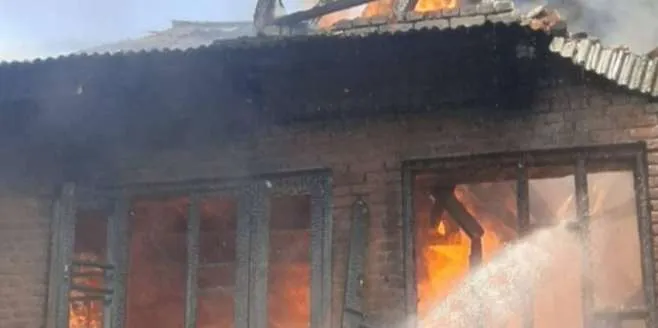 Pre-dawn fire damages five residential houses in Srinagar's Chota Bazar