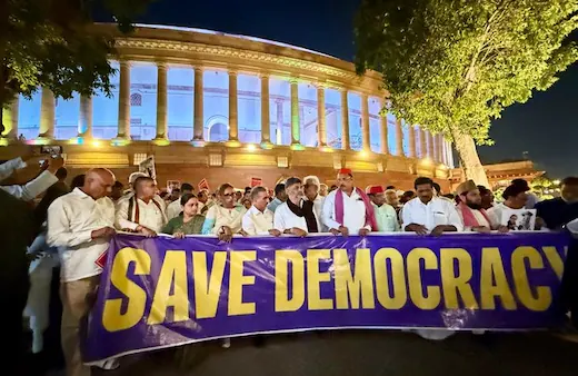 Rahul Gandhi Leads Opposition March to Rashtrapati Bhavan, Seeks Resignation of CEC Gyanesh Kumar; mobile internet services on a 24-hour halt
